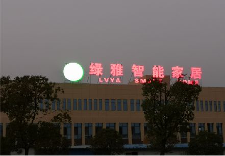 大理楼顶冲孔发光字是怎么安装的?